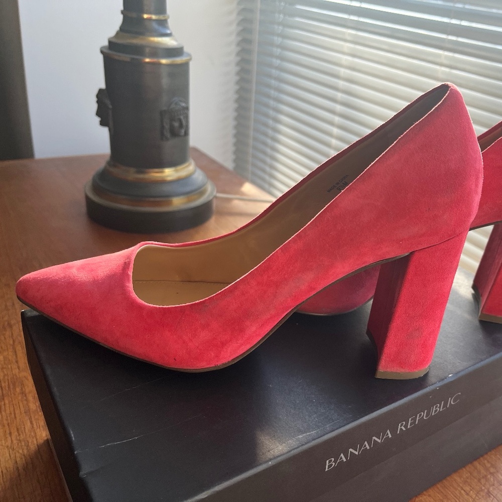 Sea-coral (pink/red) Banana Republic pointed toe pump!